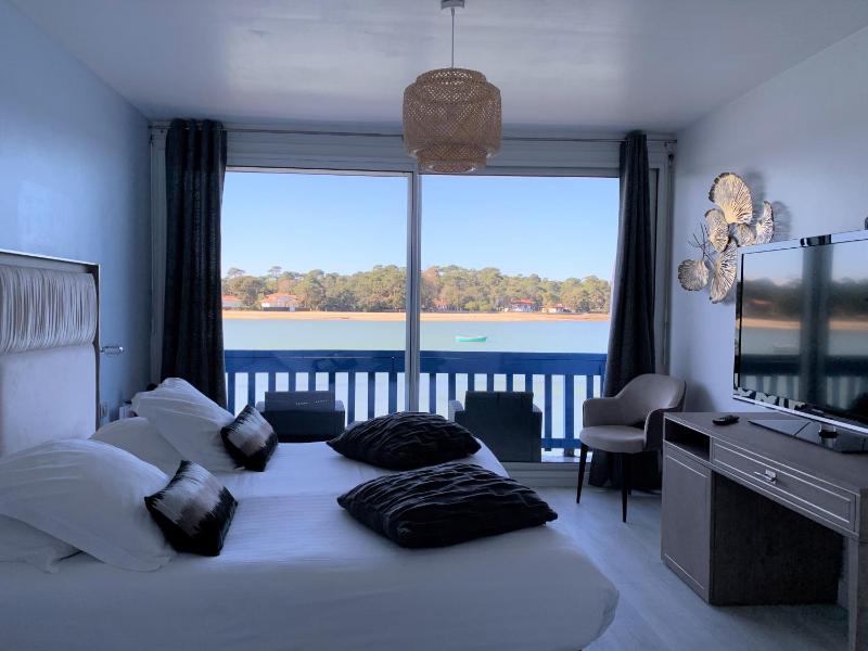 Superior Triple Room with Balcony and Lake View image 2
