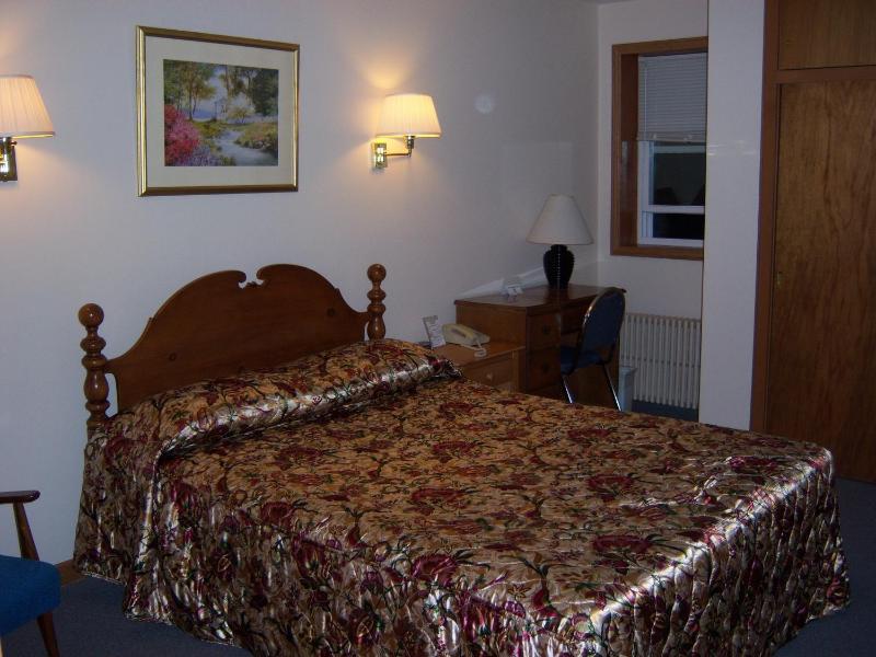 Queen Room image 2