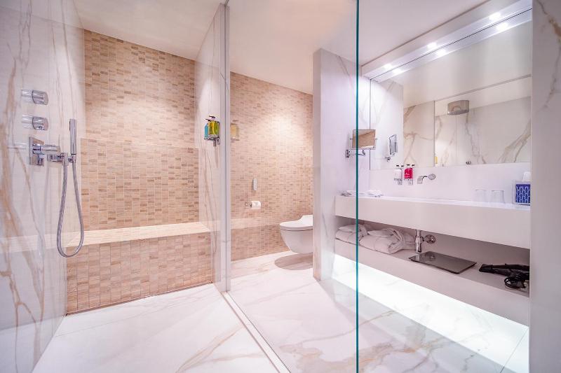 Unique! Renovated Deluxe room 36m2 image 2