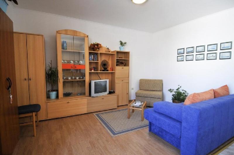 One-Bedroom Apartment with Terrace and Garden View image 3