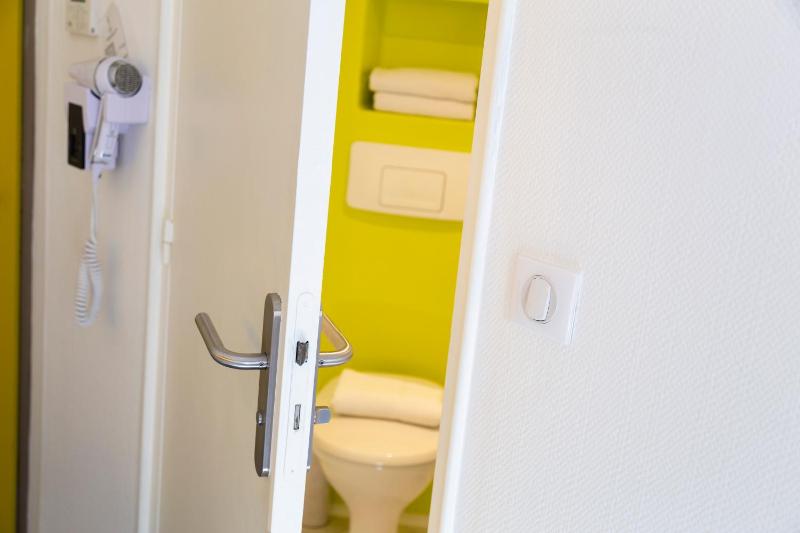 Standard Twin Room image 2