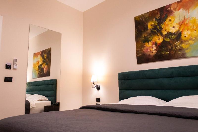 Standard King Room image 4