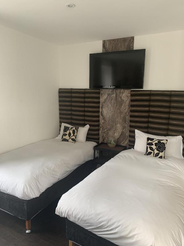 Quadruple Room image 4