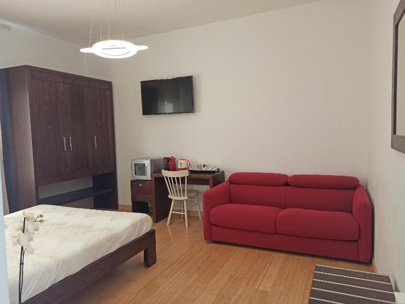 Deluxe Double Room with Extra Bed image 2