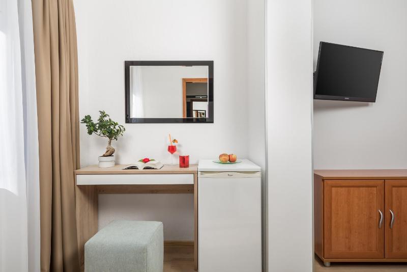 Triple Room with Private Bathroom image 4