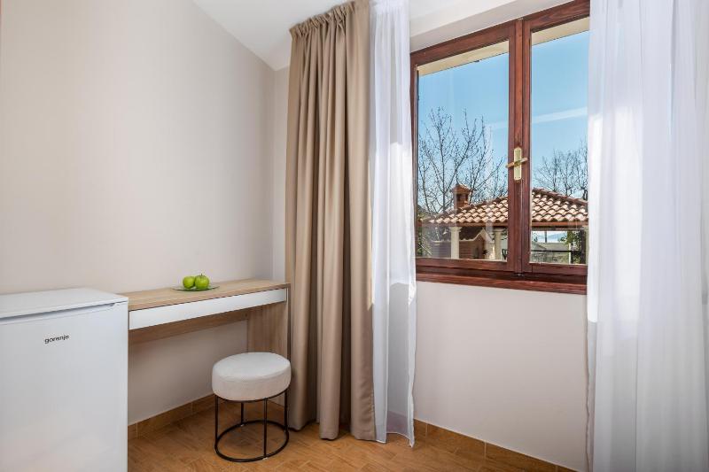 Large Double Room image 4