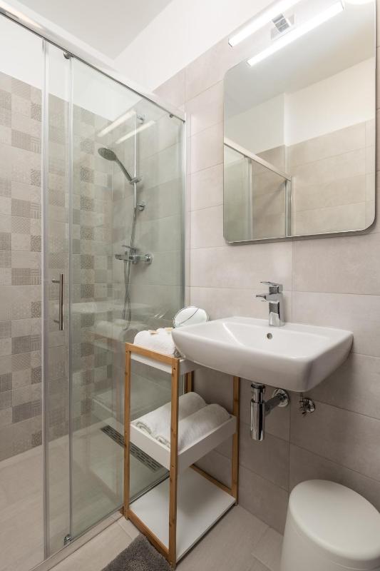 Standard King Room image 4