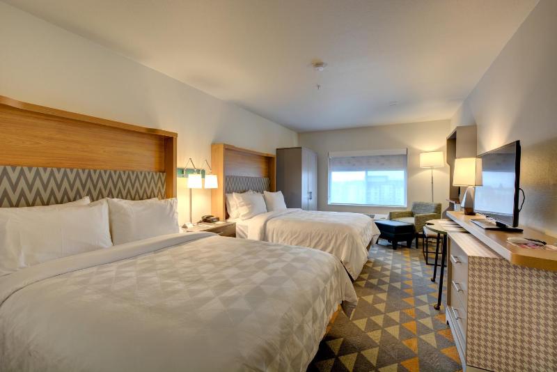 Standard Queen Room with Two Queen Beds image 2