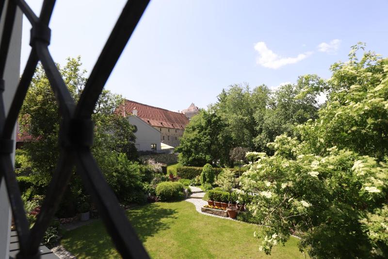 Deluxe Double Room with Garden View image 2