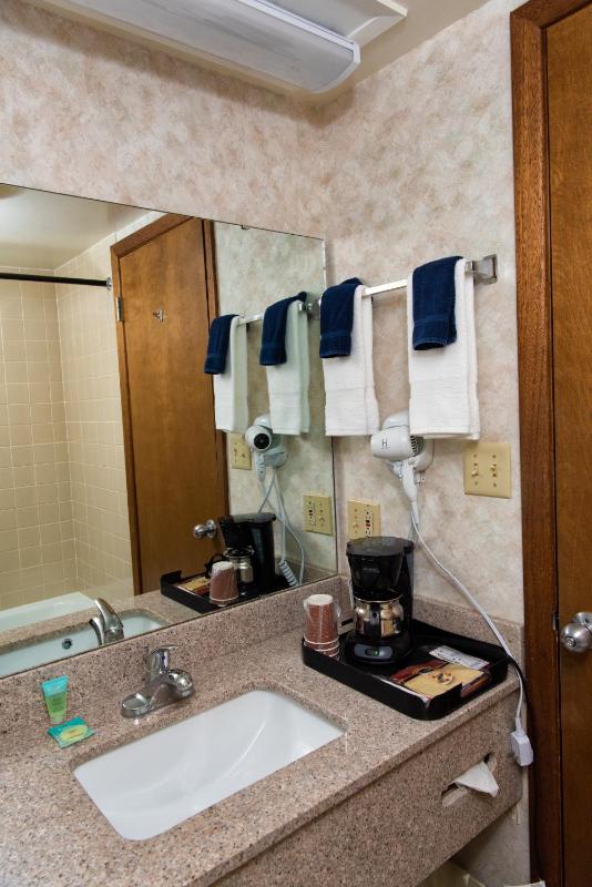 Queen Room with Two Queen Beds - Non-Smoking image 2