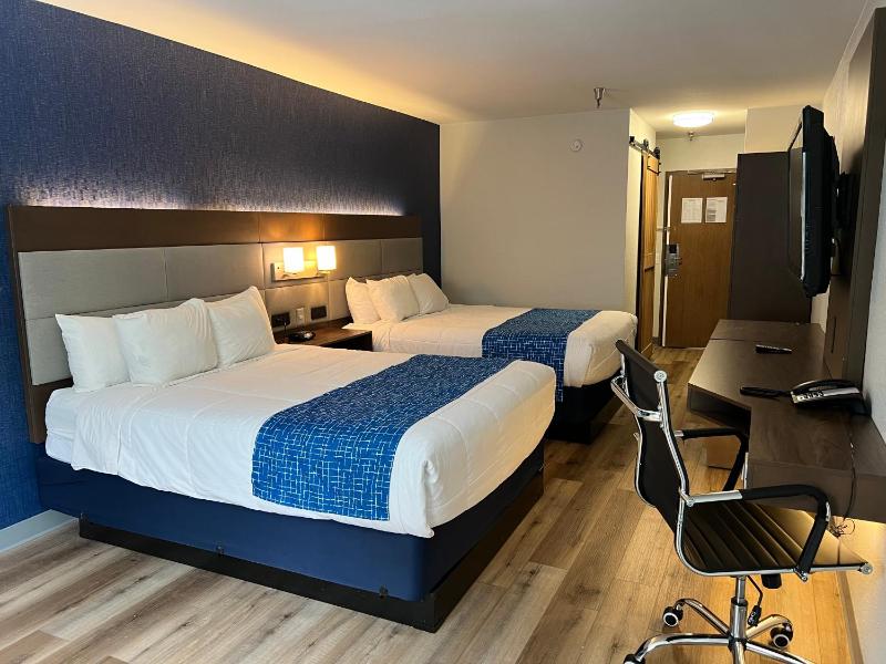 Queen Room with Two Queen Beds with Balcony image 2