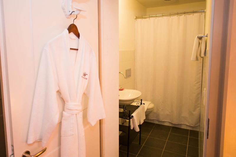 Classic Double Room image 2