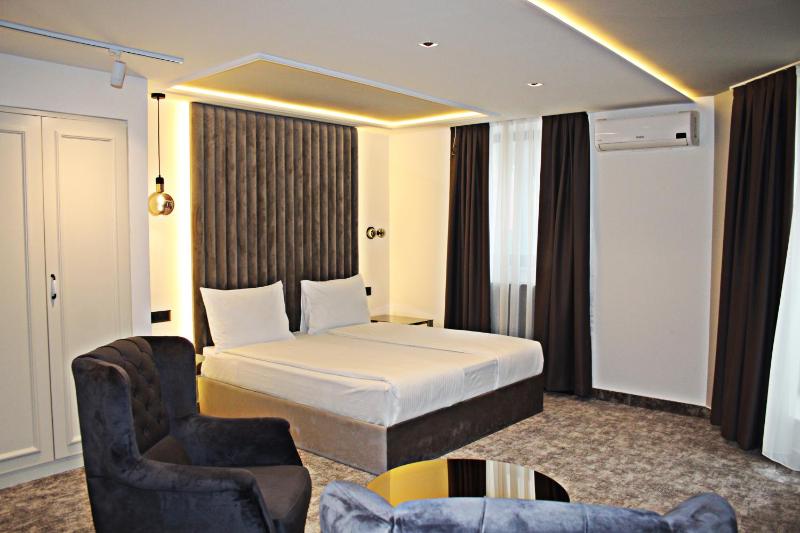 Deluxe King Room image 2