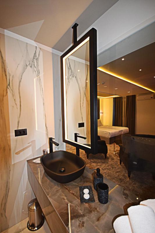 Deluxe King Room image 1