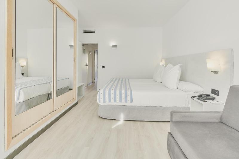 Family Room (2 Adults + 2 Children) image 4