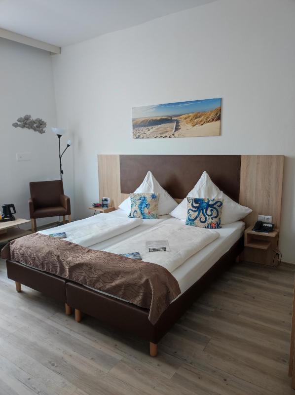 Superior Double Room with Side Sea View image 3