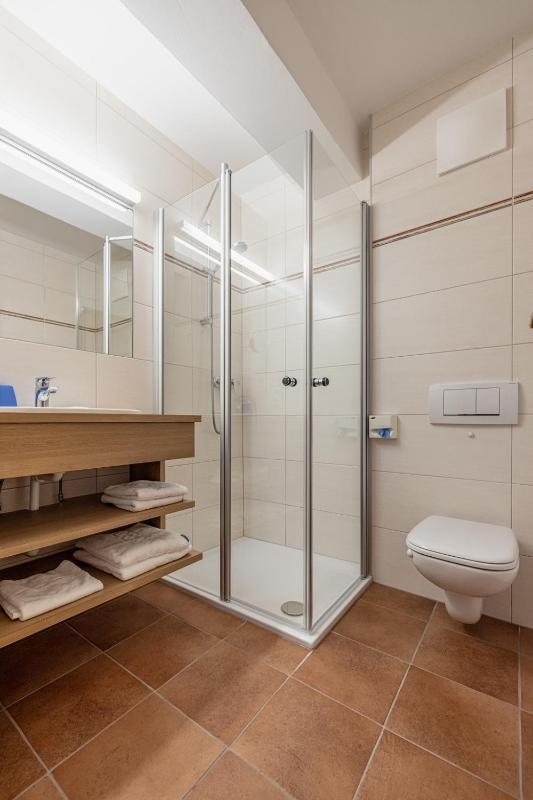 Double Room with Balcony image 2