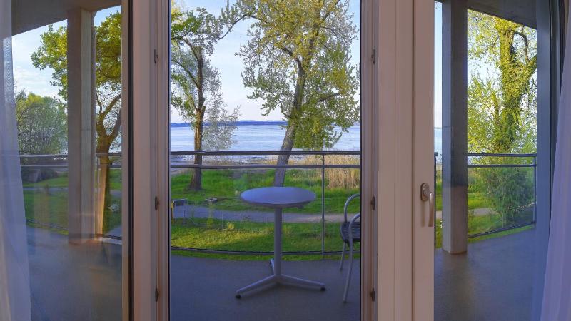 Double Room with Lake View image 4