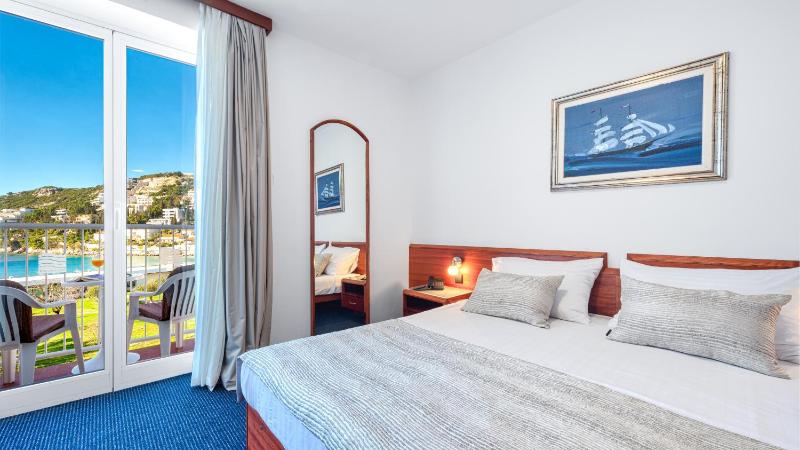 Double/Twin Room with Balcony and Sea View image 4
