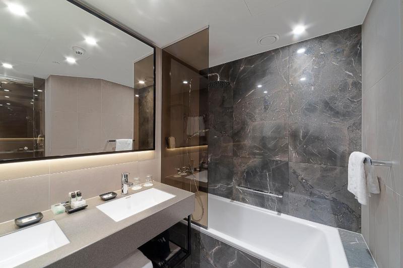 One-Bedroom King Suite with Living Area image 4