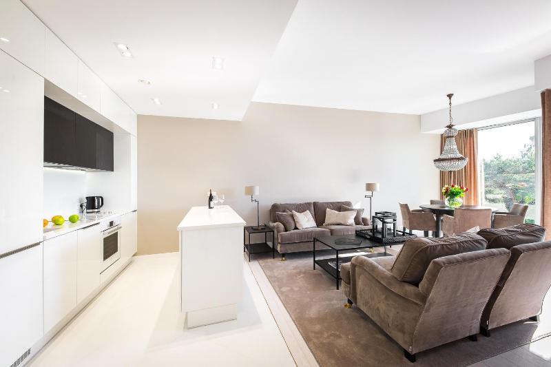 One-Bedroom Apartment B305 (Side Sea View) image 3