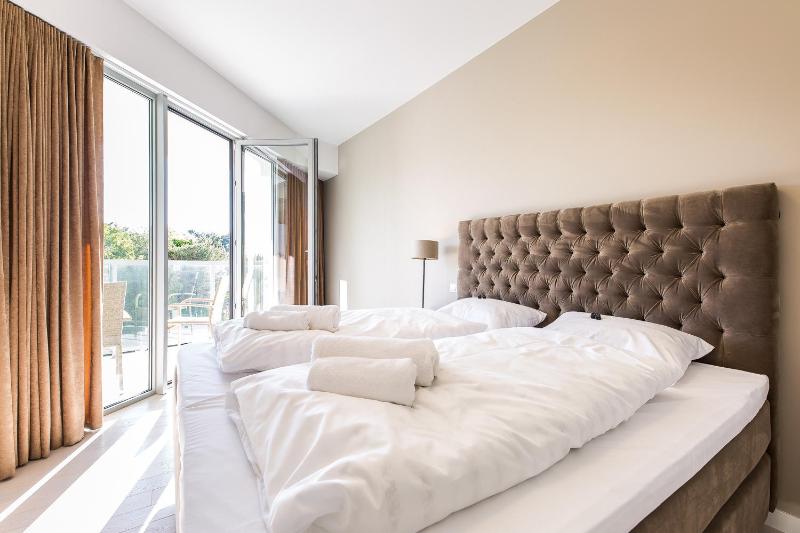 One-Bedroom Apartment B305 (Side Sea View) image 4