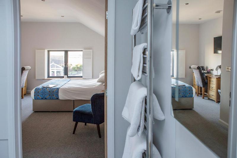 King Room with Partial Sea View image 4