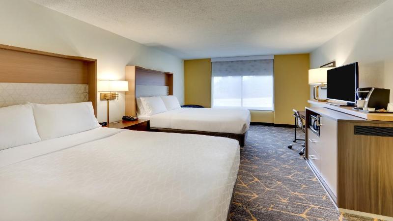 Queen Room with Two Queen Beds with Golf Course View - Non-Smoking image 3