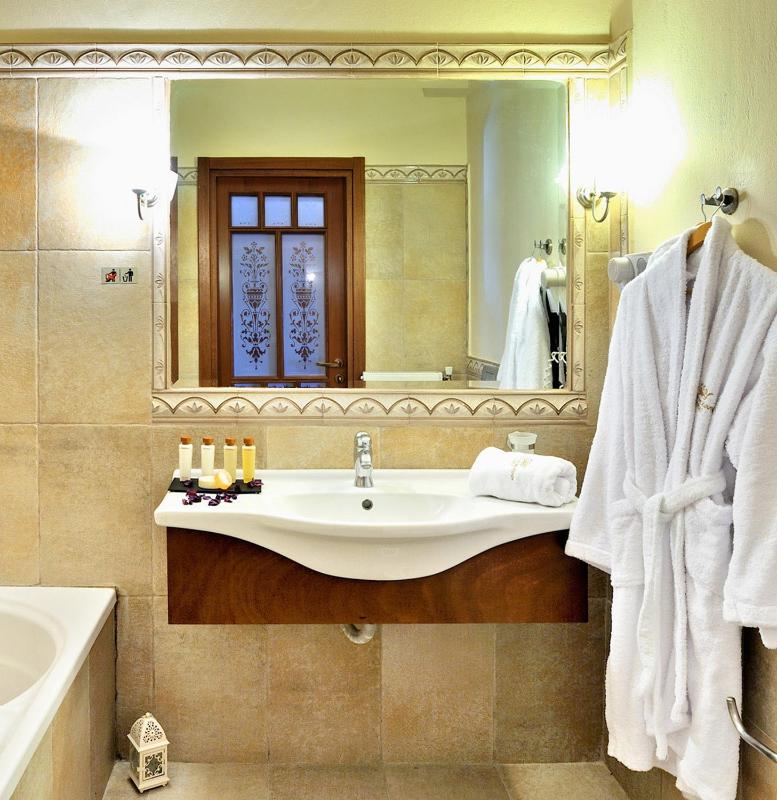 Deluxe Room image 2