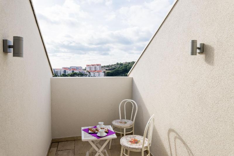Luxury Studio Apartment with Balcony image 4