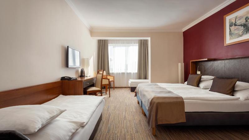 Standard Double Room with Extra Bed image 4