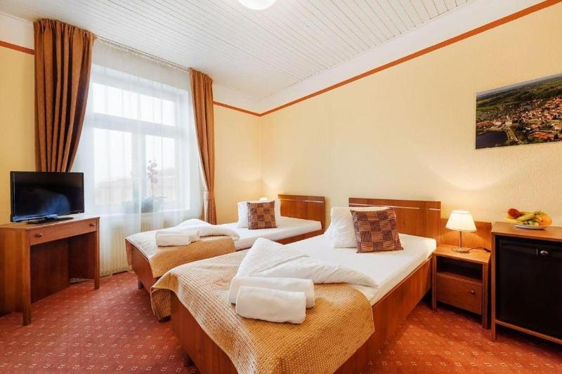 Twin Room image 4