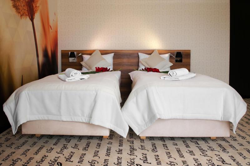Twin Room image 4
