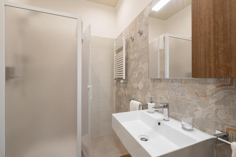 Deluxe King Room image 2