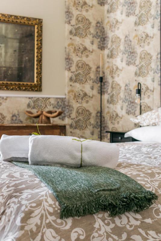 Standard King Room image 4