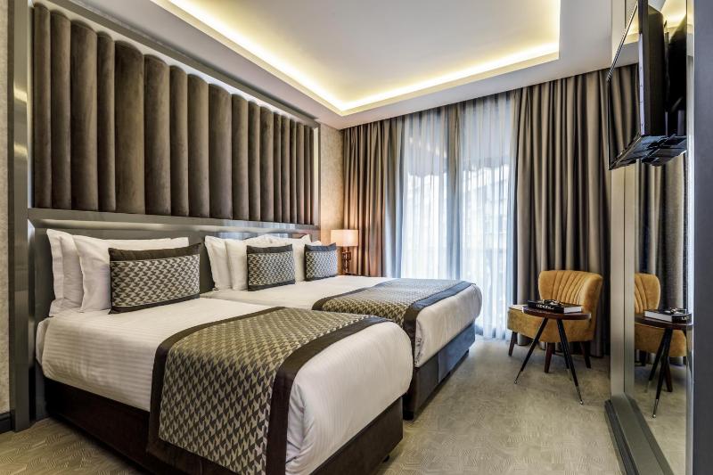 Superior Triple Room image 3