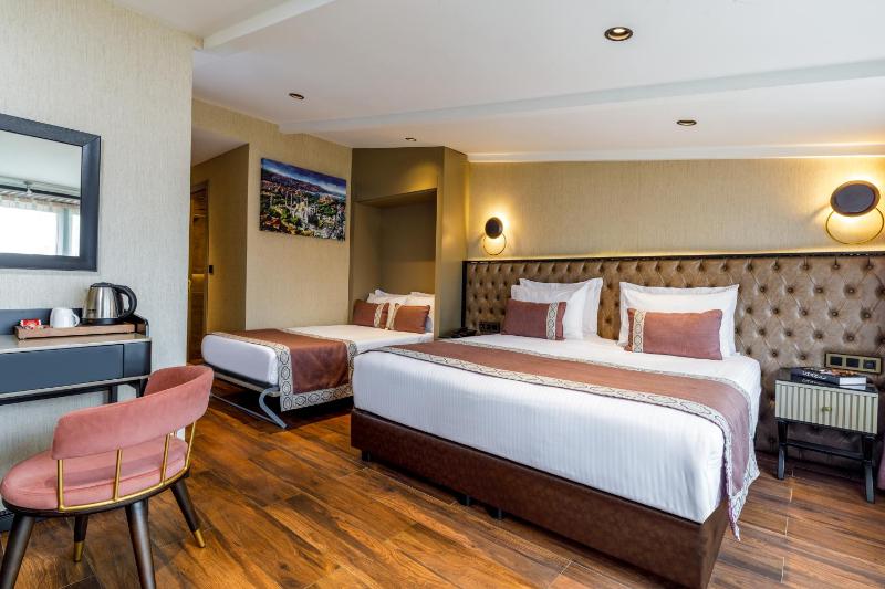 Superior Triple Room image 2