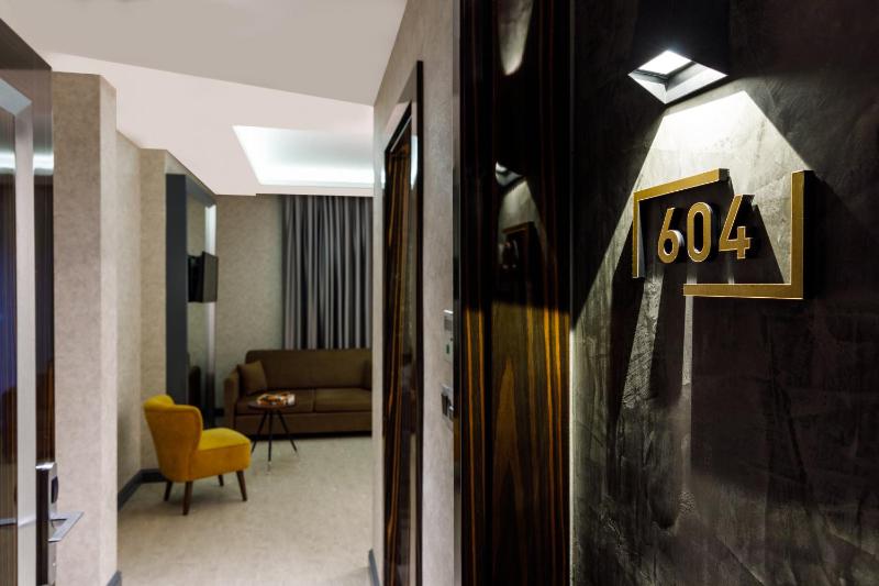 Junior Suite with Turkish Bath - Basement Floor image 2