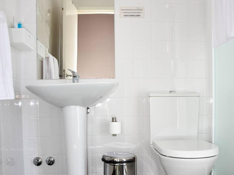 Classic Twin Room with Private Bathroom image 3