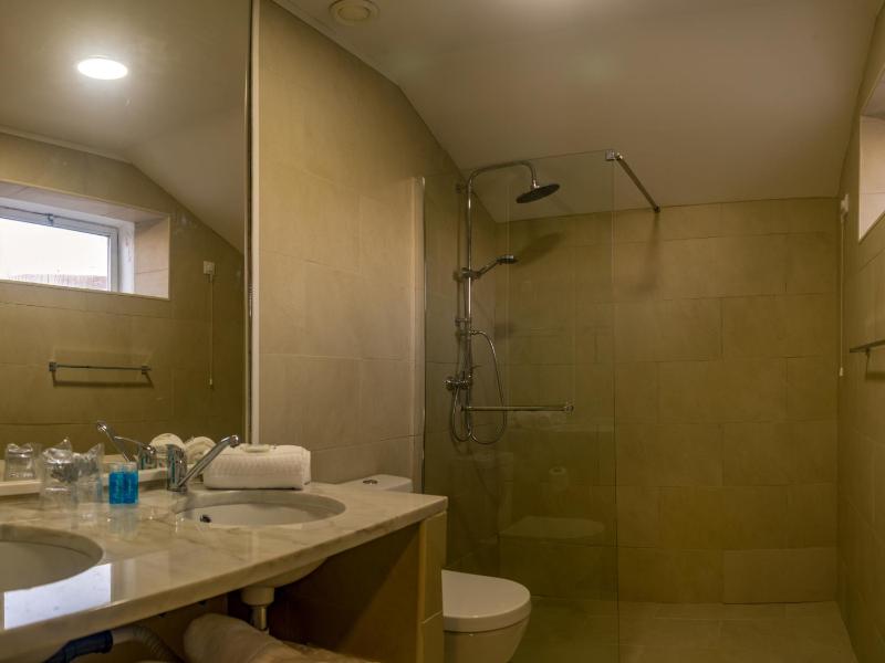 Classic Twin Room with Private Bathroom image 4