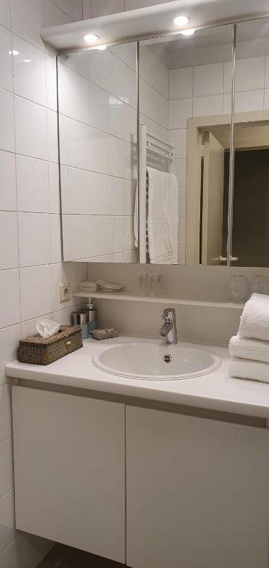 Two-Bedroom Apartment (4 Adults) with Harbour View image 2
