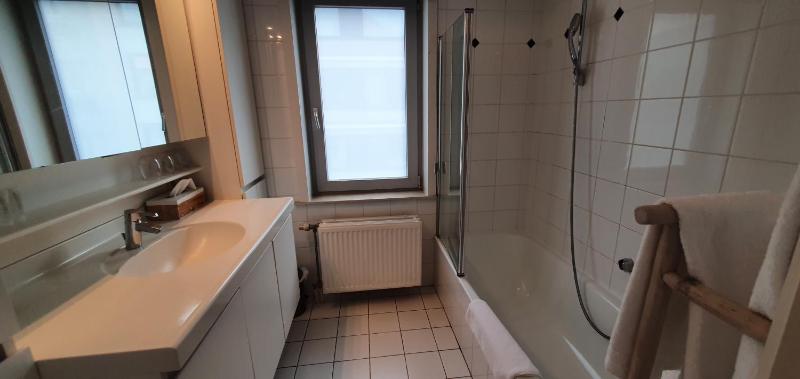 Two-Bedroom Apartment (4 Adults) with Harbour View image 3