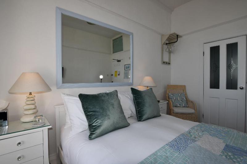 Standard Double Room image 3