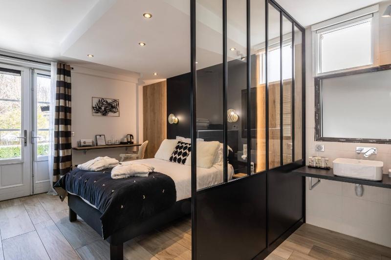 Standard Room image 4