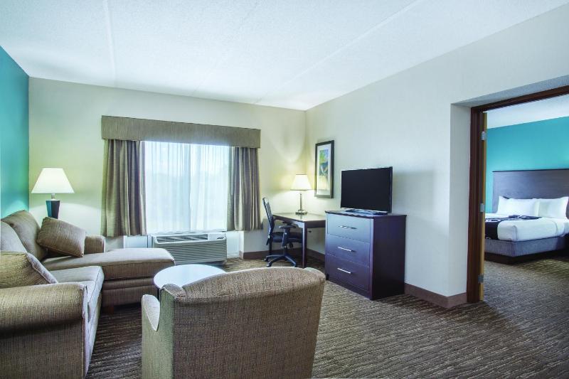 Comfort Inn & Suites Sarasota I75 - image 11