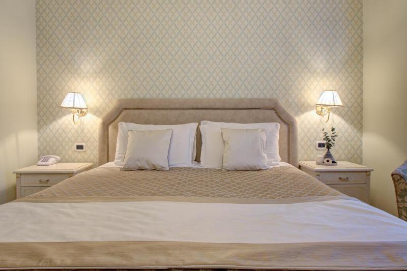 Superior Double Room with Spa Bath image 1