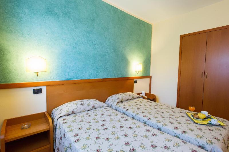 Standard Double Room image 3