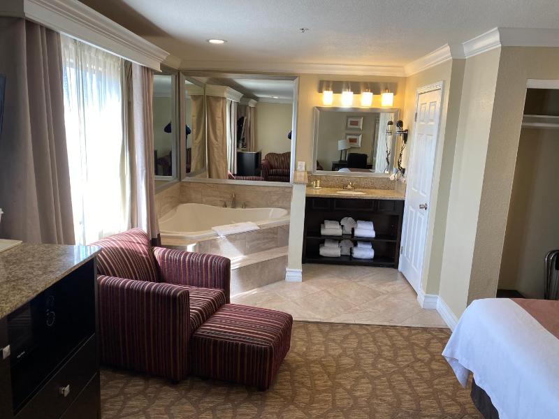 Superior Room, 1 King Bed, In-Room Whirlpool, Non Smoking image 2