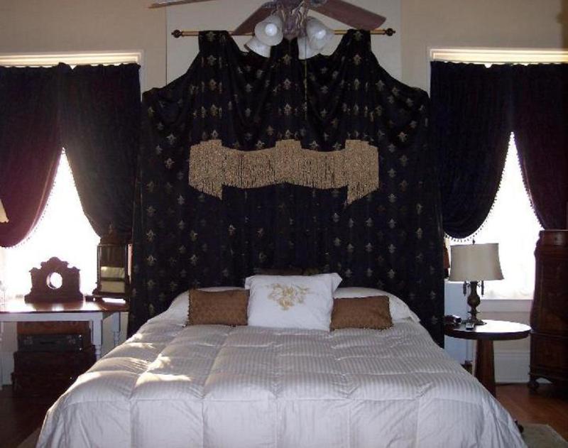 Fleur de Lis King Suite