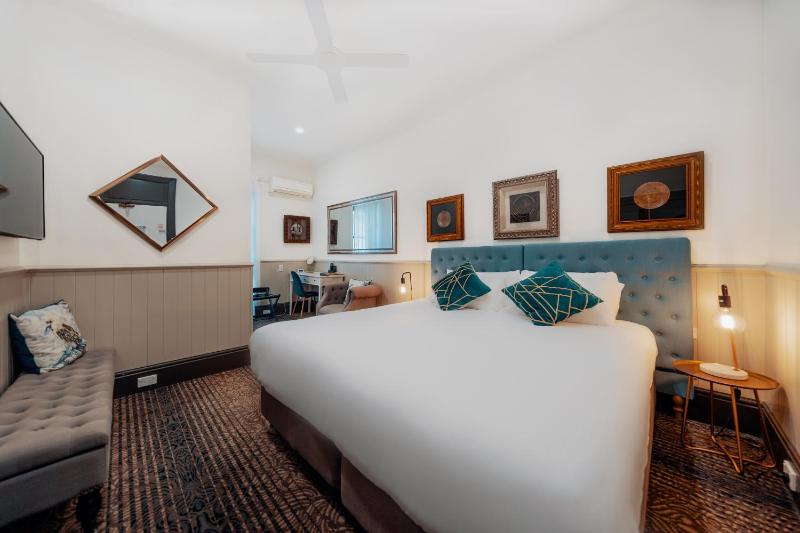 King or Twin Room with Private Bathroom image 4